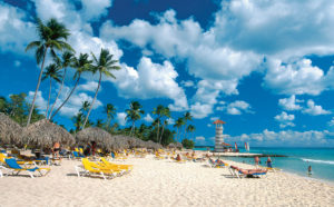 01A813YT - Tourists on beach, Bayahibe, Hispaniola, Dominican Republic